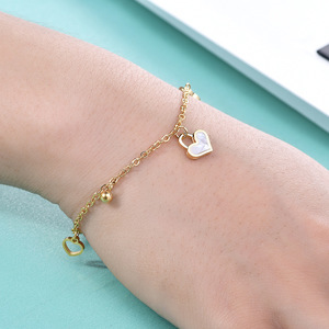 Bracelet à breloques en forme de cœur en acier doré avec incrustation de cœur creux et sertissage clos, bijou cadeau - Product Image 2