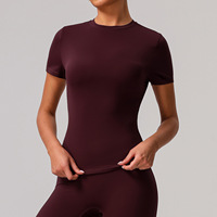 Haut de sport pour femme à manches courtes, coupe ajustée, col rond, ourlet incurvé, pour le yoga, la gym, la course et le fitness