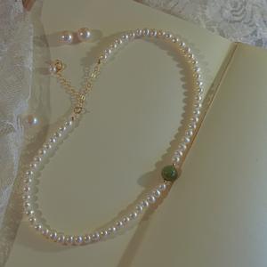 Collier en perles rondes d'eau douce de luxe Indigo Naturals, petit collier en jade de Hotan, design automne-hiver, sensation de luxe léger - Product Image 4