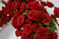 Romantische rood-witte hoornvormige bruidsboog bloemstuk kunstmatige roos bloemenachtergrond voor evenement ceremonie decoratie