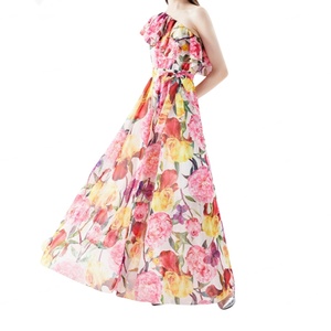 เดรสยาวผู้หญิงสำหรับฤดูร้อนใหม่ แบบไหล่เดียว แขนกุด ลายดอกไม้เล็กๆ ผ้าชีฟองทอลายใบบัว สไตล์ลำลองธรรมชาติ - Product Image 3