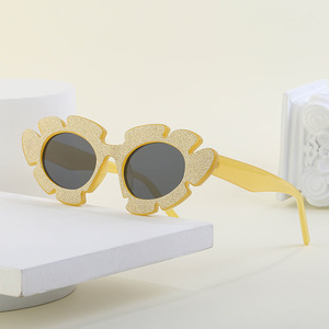 Gafas de sol con purpurina de estilo europeo para mujer, montura de PC UV400, gafas de sol de clase 2, color amarillo transparente - Product Image 1