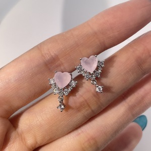 Boucles d'oreilles clous Tianyu Gems classiques, tendance et élégantes en forme de cœur rose en zircon cubique pour femmes, plaquées or sur la base en laiton - Product Image 5