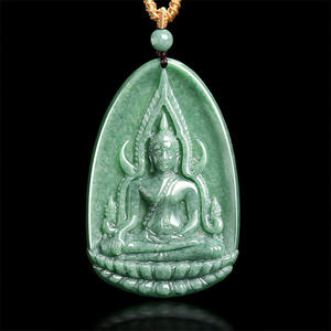 Colgante de Jadeíta Natural Chinnaraj con Buda, Diseño Original Verde Guisante, Tailandia, Sudeste Asiático, UNISEX FG50 - Product Image 1