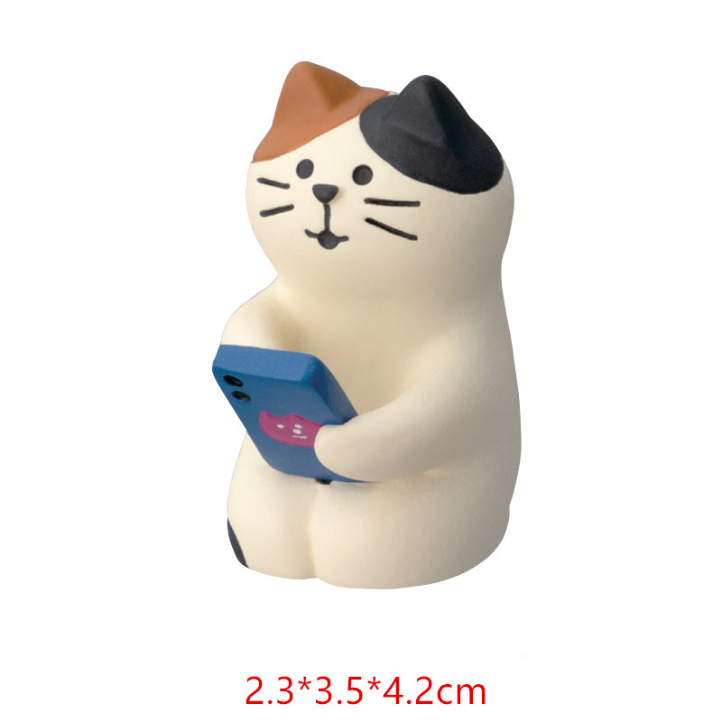 Jugando con un gato por el teléfono.