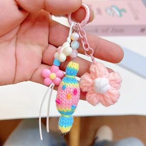 Llavero de punto hecho a mano con diseño de flor y dulce, ideal como adorno para bolso, coche o teléfono móvil para niñas. - Product Image 4