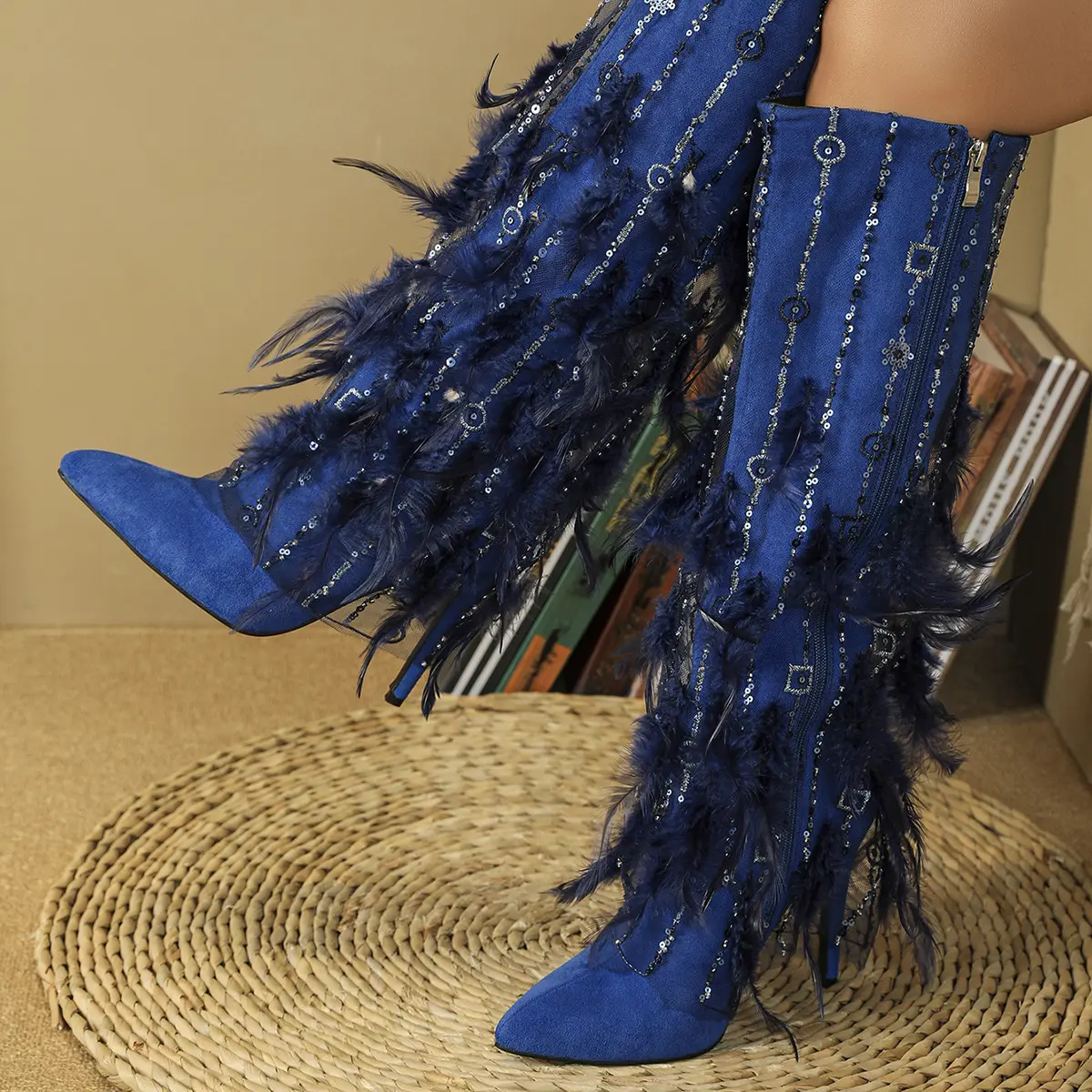 Botas altas de camurça azul QD4146 para meninas ocupadas, calçados de lantejoulas para passarela de penas sensuais, calçados femininos de salto alto