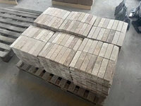 Vente en gros de carreaux de marbre travertin crème et jaune de couleurs mélangées pierre dégringolée et aiguisée pour les carreaux de mur et de sol de jardin
