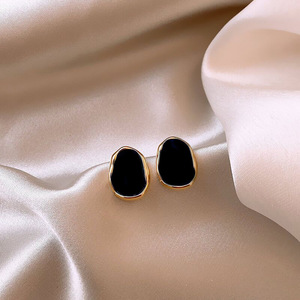 Nouvelles boucles d'oreilles noires irrégulières en métal pour femmes, bijoux vintage, nouveau design, accessoires de mode esthétiques - Product Image 3