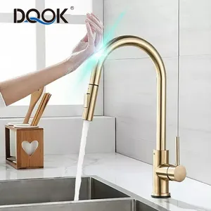 Dqok torneira inteligente de cozinha, torneira de água dourada do fabricante em aço inoxidável 304, sensor de toque para baixo