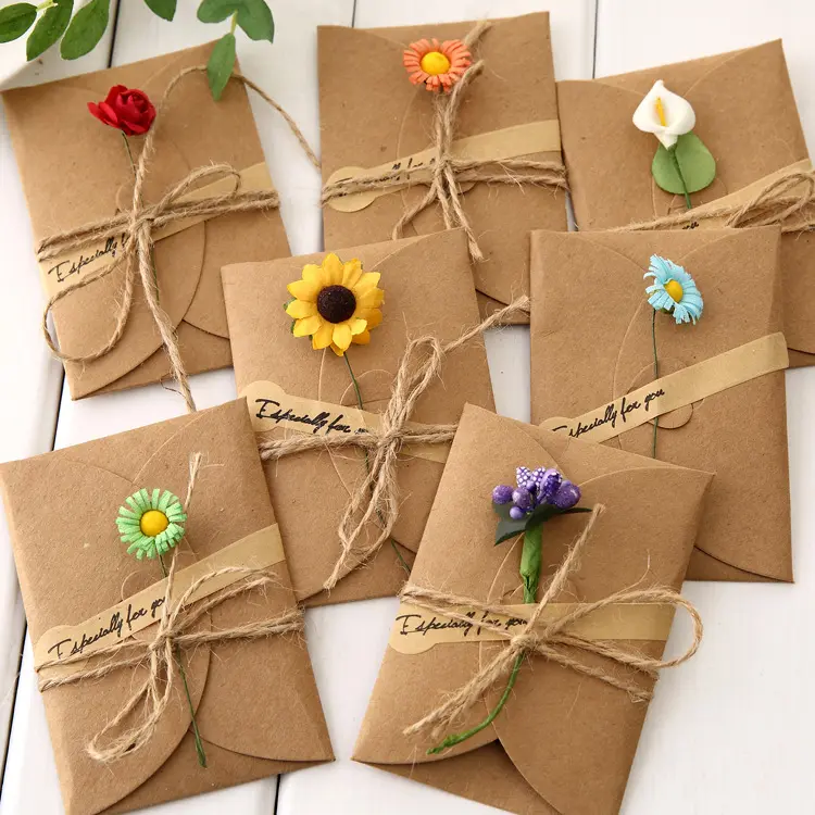 Carte de voeux créative de fleurs sèches en papier kraft fait à la main et petite carte de voeux de vacances bricolage avec fleur