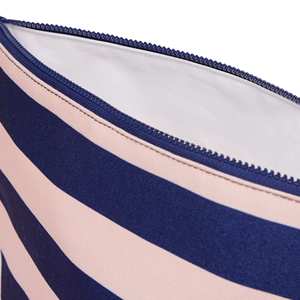 Sac étanche à fermeture éclair avec doublure imperméable pour maillot de bain, en tissu résistant à l'eau, imprimé à rayures, avec logo personnalisé et design sur mesure - Product Image 5