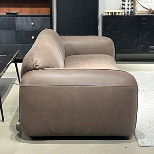 Divano in Vera Pelle Nordico per Piccoli Appartamenti, Lusso Leggero Italiano, Moderno Minimalista da Tre a Quattro Posti per Soggiorno - Product Image 3