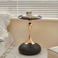 Table d'appoint de luxe moderne sur piétement, plateau en métal noir, table basse pour salon, appartement, décoration intérieure, durable et facile à assembler