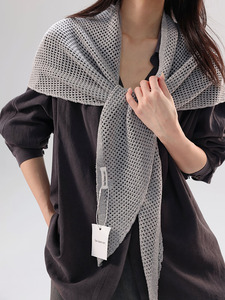 Chal Triangular de Punto Calado para Mujer, Mezcla de Lana, Color Sólido, Ligero, para Usar como Capa o Pañuelo en el Hombro, Ideal para el Uso Diario - Product Image 1
