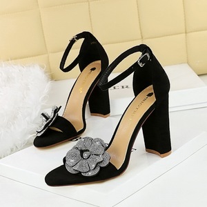 Sandales à talons compensés ultra-hauts pour femmes, en satin et cuir verni orné de strass, à bout ouvert, à enfiler, pour l'hiver, style sexy club - Product Image 5