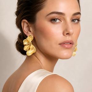 Pendientes florales delicados antideslustre de acero inoxidable con baño de oro de 18K para mujer - Product Image 1
