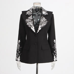 Venta al por mayor de las mujeres nuevo elegante 3D bordado negro de un solo botón sólido tejido Blazer con bolsillos de solapa - Product Image 2