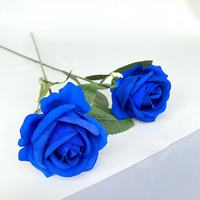 Rose artificielle haut de gamme en velours toucher réel, tige unique, finition mate, pour centres de table de mariage, décorations florales et aménagements intérieurs.