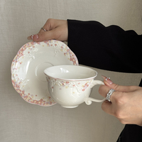 Tasse à café en céramique rose à motif floral gaufré, style rétro français, avec soucoupe, mug à latte en porcelaine vintage occidentale, personnalisable avec logo