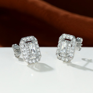 Boucles d'oreilles clous carrées ajourées en zircon pour femme, bijoux de mode géométriques minimalistes - Product Image 4