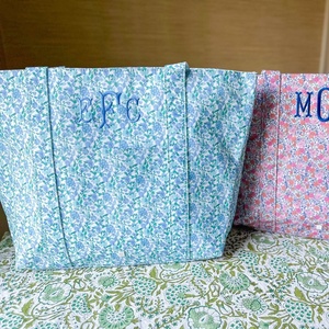 Bolsa de Mano Personalizada Bordada con Monograma Floral a Rayas de Gingham, Bolsa de Hombro Informal de Lona Grande con Bolsillo Frontal - Product Image 2