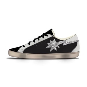 Chaussures de course personnalisées pour femmes et hommes avec empeigne en paillettes et motif étoile blanche pour le printemps, l'été, l'automne et l'hiver - Product Image 1