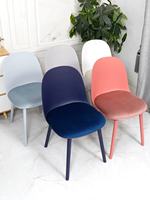 Tables et chaises de style café pour l'intérieur de restaurants modernes : tables et chaises blanches, mobilier de café : chaises orange
