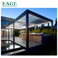 Pergola motorisée en aluminium avec toit à lames orientables, portes coulissantes en verre, télécommande, imperméable et pare-soleil
