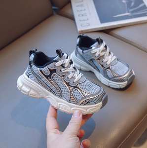 รองเท้ากีฬาเด็กตาข่ายระบายอากาศพื้นหนาออกแบบใหม่ด้วยสัมผัสที่ทันสมัยสำหรับเด็กที่ใช้งานอยู่ - Product Image 1