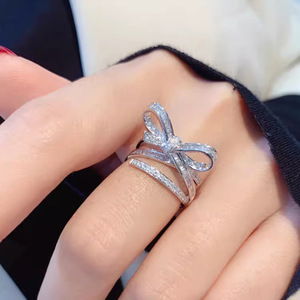 Anillo de Diamantes T0907 en Oro Blanco, Corte Baguette Natural, Color G, Anillo de Compromiso para Mujer - Product Image 3