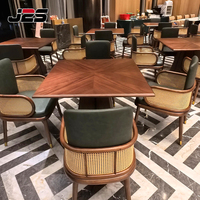 Ensemble de meubles de restaurant commercial personnalisés J2S, tables en bois et chaises en rotin rembourrées pour les projets de conception hôtelière