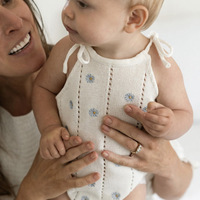 Vente en gros de vêtements personnalisés pour bébés printemps et été pull tricoté mignon broderie à l'épaule vêtements floraux pour tout-petits