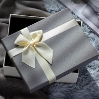 Boîte cadeau haut de gamme personnalisable en taille ajustable, gaufrée et recyclable, pour la Saint-Valentin et la Fête des Mères, avec décoration de nœud noir et blanc