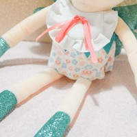 Peluche personnalisée Mouton à cornes dorées avec bracelet slap et oreilles pliables, Vente en gros d'usine, Commandes en gros B2B, OEM