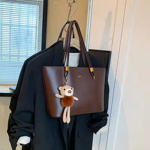 Bolso de Hombro para Mujer con Colgante de Oso, Gran Capacidad, Bolso Bandolera Marrón, Bolso Mensajero de Alta Calidad para Mujer - Product Image 3