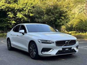 <span class=keywords><strong>Volvo</strong></span> <span class=keywords><strong>S60</strong></span> d'occasion <span class=keywords><strong>2022</strong></span>, berline de luxe intermédiaire, B4 Inscription Luxury FWD 7AT 48V Mild Hybrid, sûre et confortable - Product Image 2
