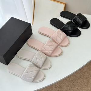 Marque originale COACC, pantoufles de plage roses pour filles, pantoufles décontractées et polyvalentes à semelle souple antidérapante pour femmes - Product Image 1