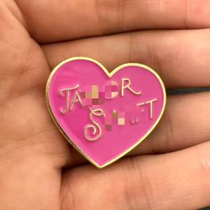 En gros : Pin's musical en métal, Pin's de revers mignon en forme de cœur rose Taylor, Pin's en métal pour chanteuse, Accessoires pour fans, Cadeau souvenir - Product Image 1