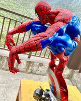 Statue d'artiste en résine peinte à la main Spider-Man Marvel en position accroupie avec bouclier, base de 86 cm, taille réelle, figurine de collection de dessin animé pour la maison