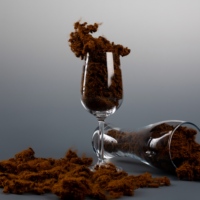 Fibre de polyester recyclée ignifuge teinte camel pour tissu non tissé, feutre aiguilleté, certifiée GRS OEKO TEX