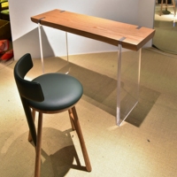 Série de meubles en acrylique haut de gamme sur mesure de l'usine de Foshan, tables à manger en bois de frêne et de noyer avec pieds en acrylique transparent comme du cristal