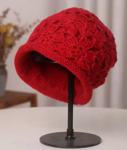 Gorro de Flores Tejido a Crochet Hecho a Mano para Mujer, Otoño/Invierno - Versátil, Cálido, Suave y Bordado con Flores - Product Image 4
