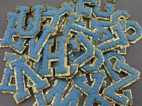 Ready Ship Chenille Patches Lettres bleues Bordure découpée au laser Techniques brodées pour vêtements Patchs thermocollants pour chapeaux en gros