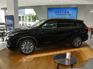 Camry Usado <span class=keywords><strong>con</strong></span> Garantía <span class=keywords><strong>de</strong></span> Crédito, Sedán Mediano Híbrido <span class=keywords><strong>de</strong></span> Cuatro Puertas y Cinco Asientos para Adultos en <span class=keywords><strong>Venta</strong></span> - Product Image 3