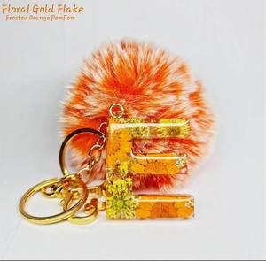 Portachiavi personalizzato in resina lettera portachiavi A-Z con pompon iniziale personalizzato con i migliori prezzi - Product Image 5