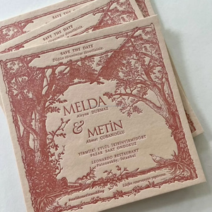 Papel de Algodón Reciclado Premium con Impresión Personalizada en Relieve para Tarjetas de Confirmación de Asistencia y Detalles de la Celebración - Product Image 5