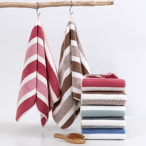 Serviette de toilette en polaire corail rayée 75x35cm, absorbante et douce, pour usage domestique - Product Image 1