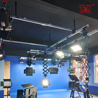 Système de rail de plafond à pantographe pour l'éclairage photographique en studio de diffusion