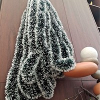 Décoration de Noël de 2 m avec guirlandes en tinsel à bords blancs, ruban rayé vert sauge foncé pour la décoration festive